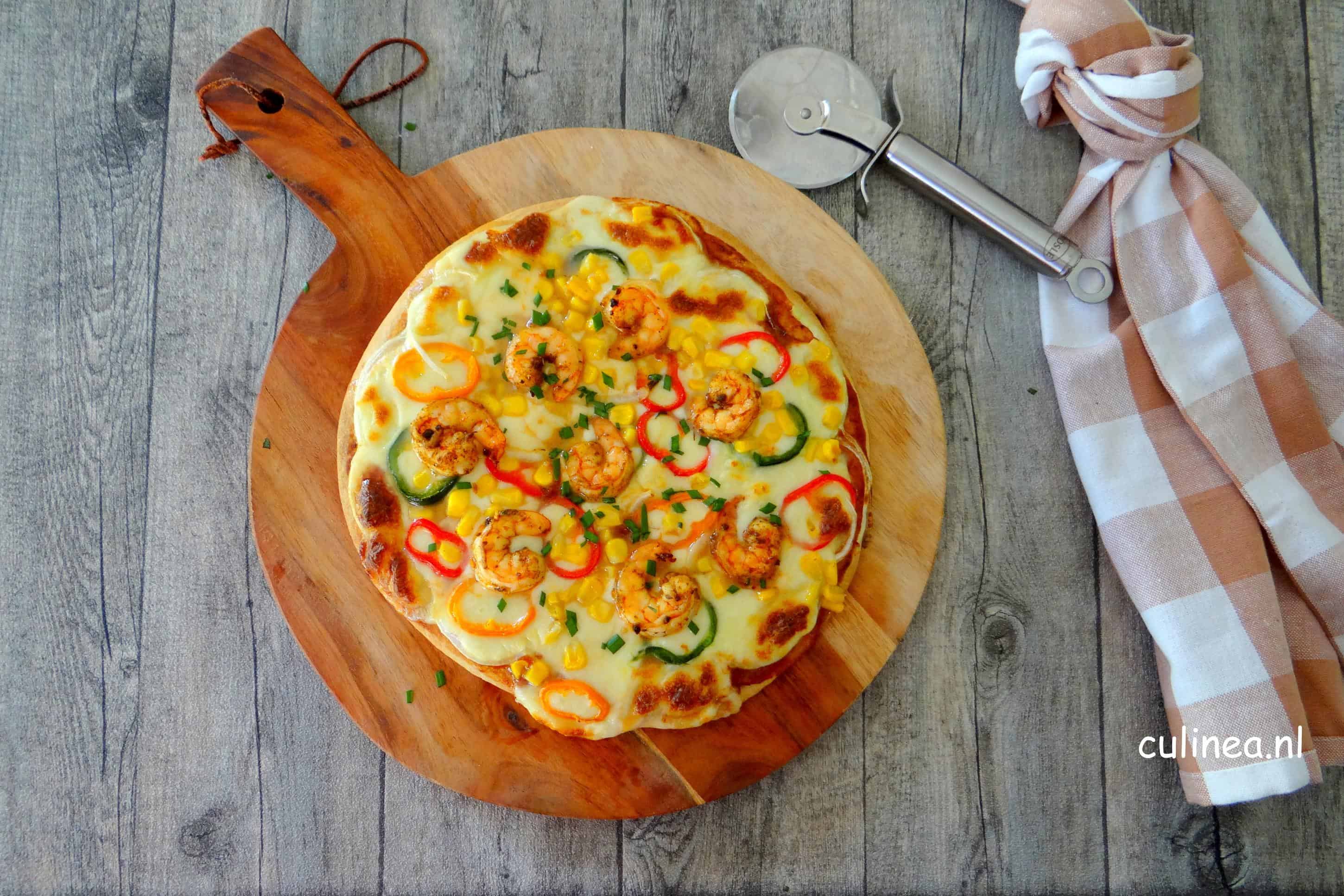 Bloemkool pizza met garnalen en maïs