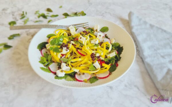 Courgetti salade met feta en kruiden