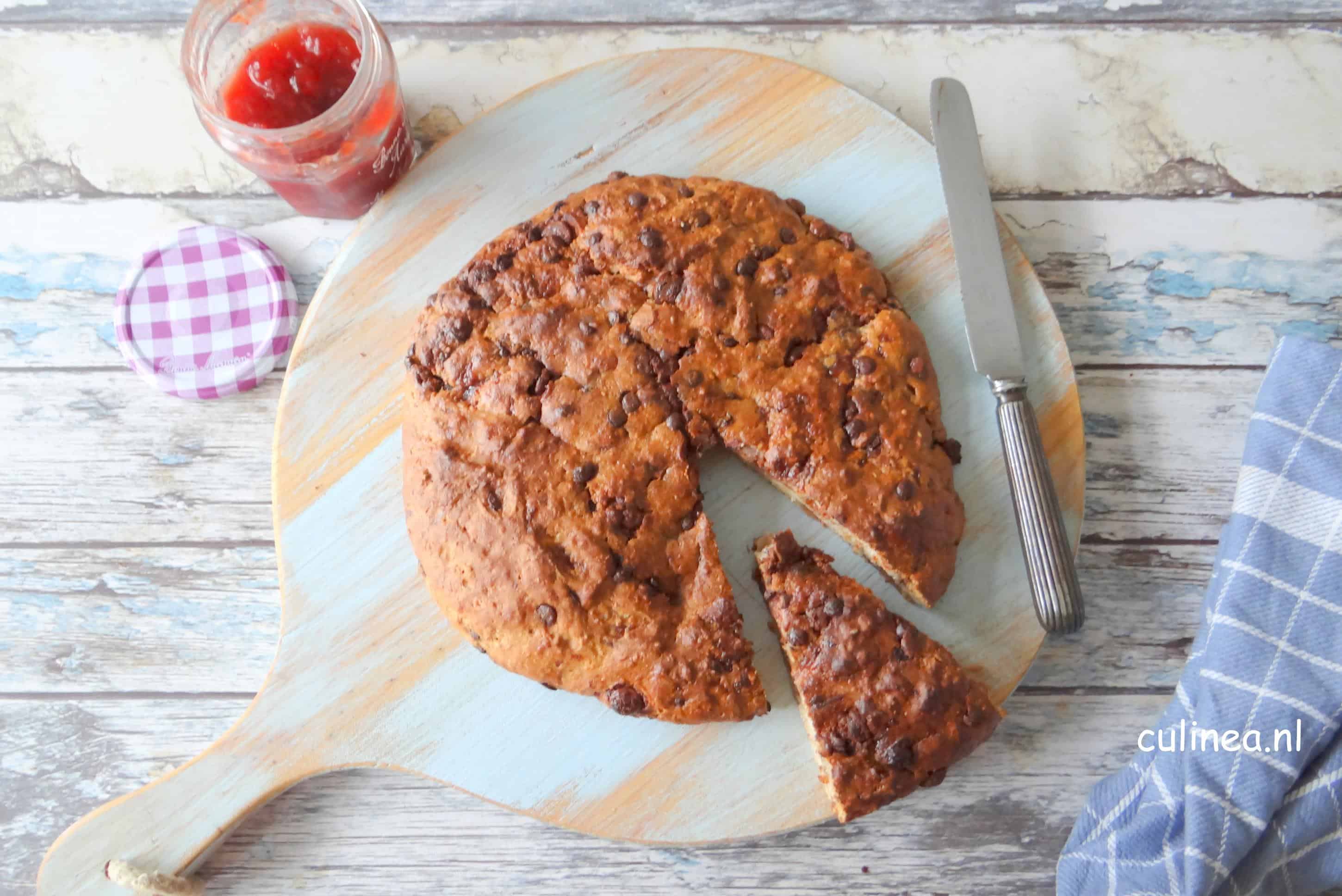 Sodabrood met chocola en aardbeienjam