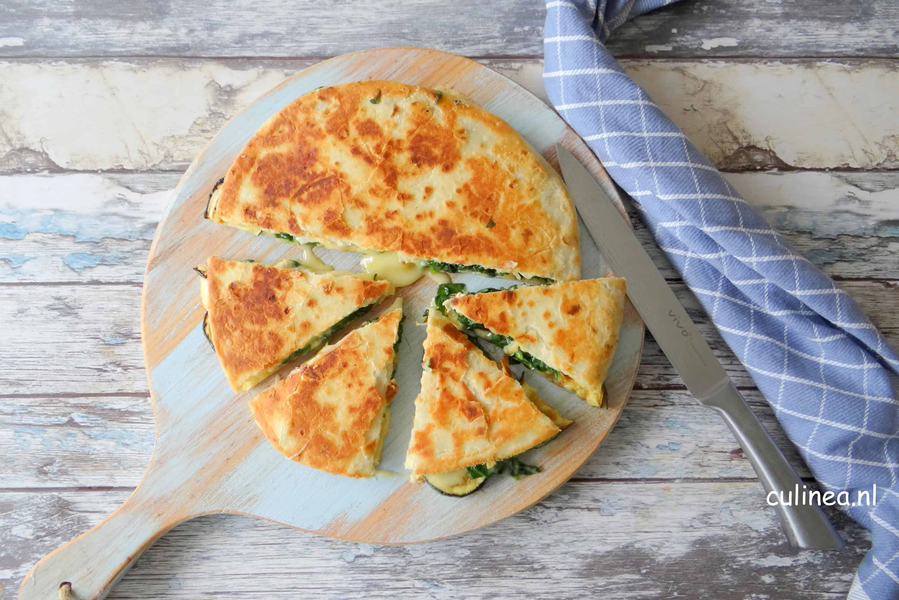 Piadine gevuld met groente en kaas