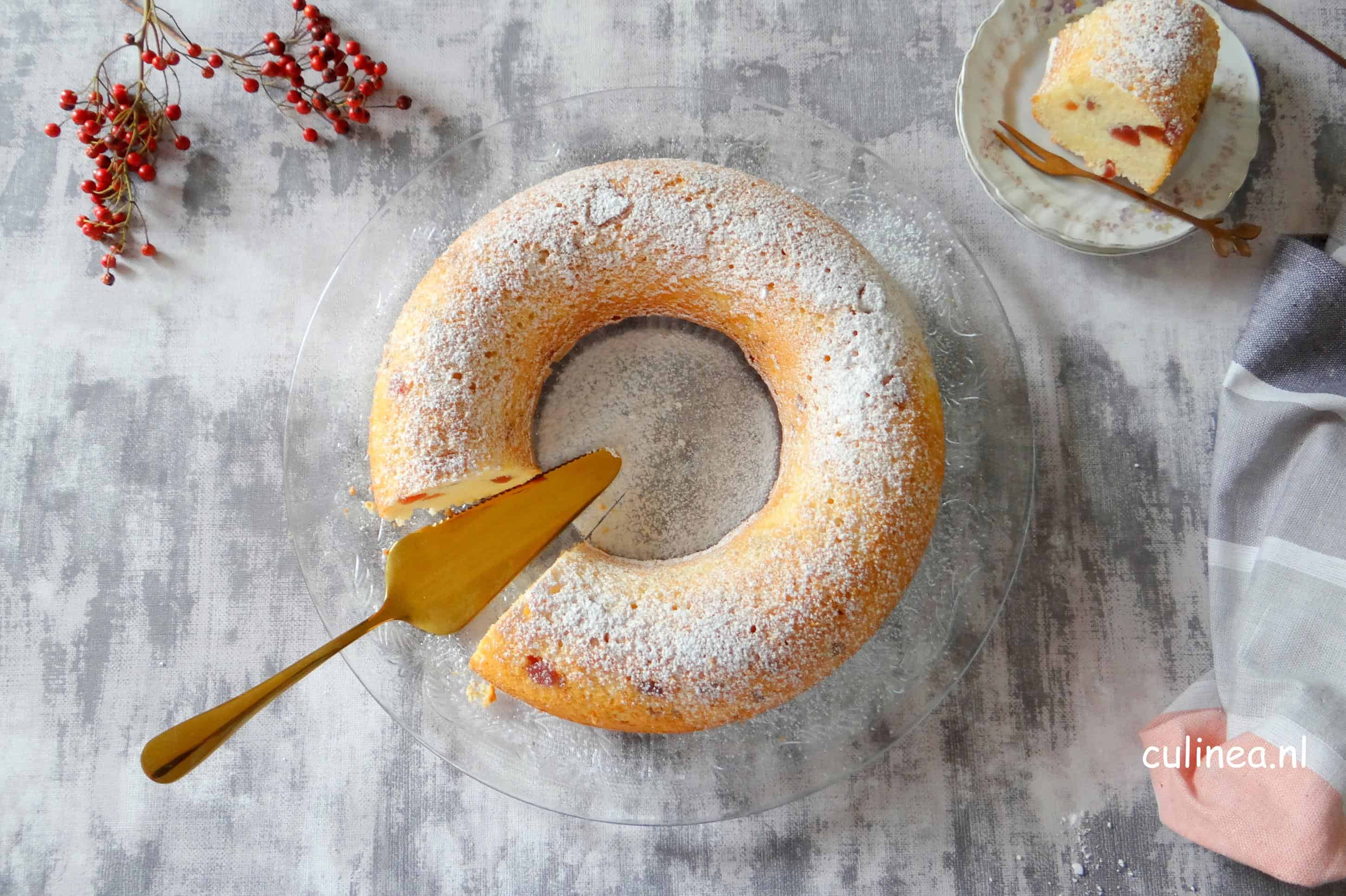 Luchtige cake met kokos en aardbei