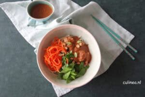 Vegetarische noedelbowl met saté