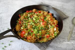 Eenpansgerecht orzo met pittige worst
