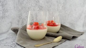 Kokosmelk Panna Cotta met rabarber