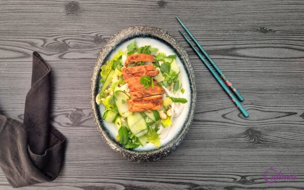 Pittige kipdijfilets met een noedelsalade