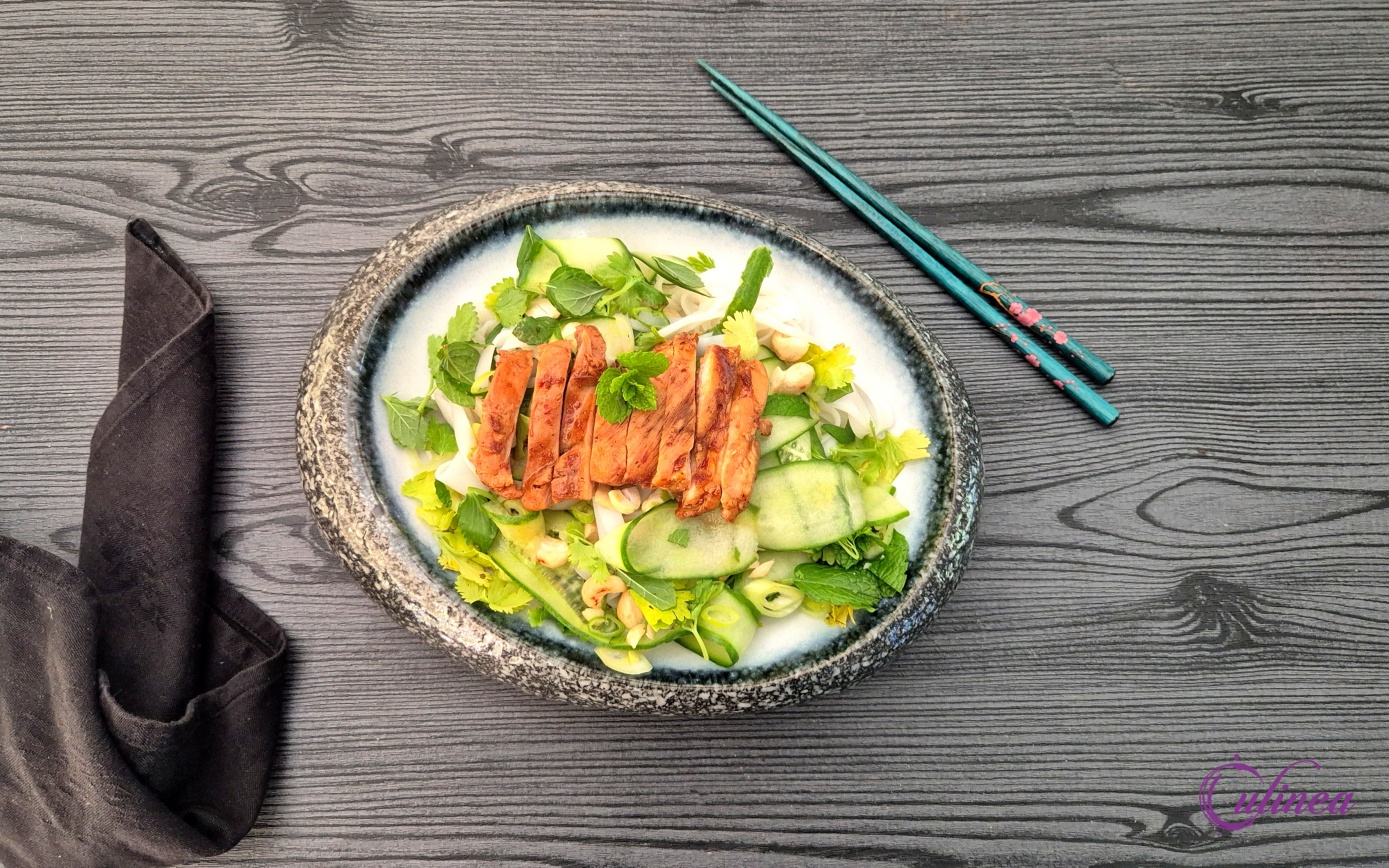 Pittige kipdijfilets met een noedelsalade