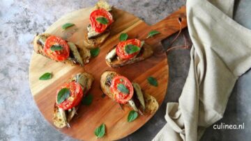 crostini met sardines en tomaat