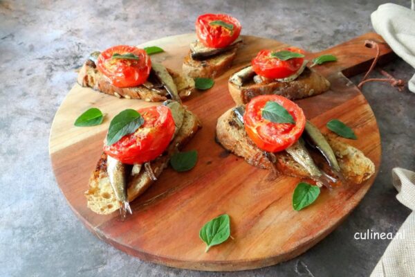 crostini met sardines en tomaat