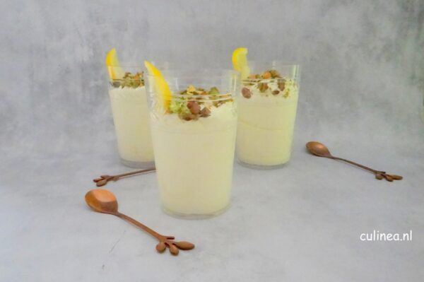 syllabub met Limoncello en citroen in een glas