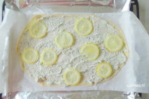 Flammkuchen met zalm, citroen en zeekraal