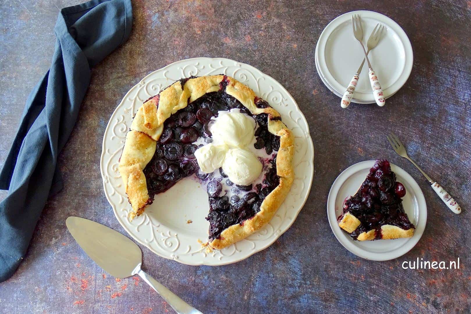 Galette met kersen en blauwe bessen
