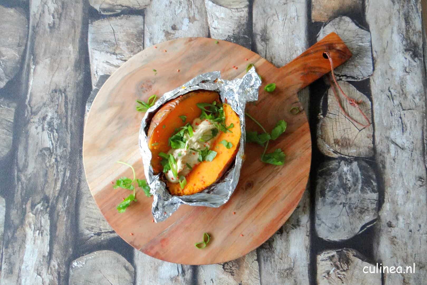 Gepofte zoete aardappel met tahin-misoboter