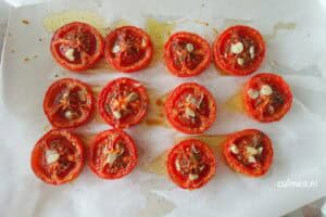 Hele dorade met tomaten en basilicum