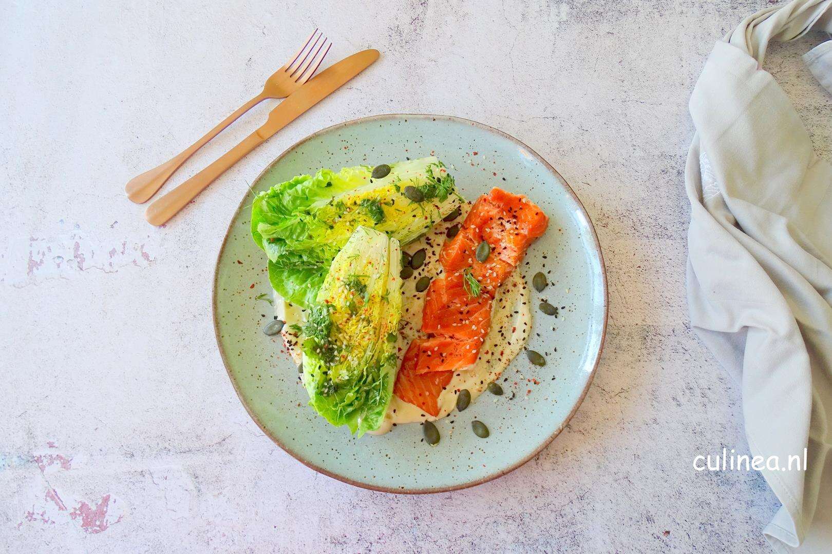 Little gem salade met zalmforel en tahinsaus