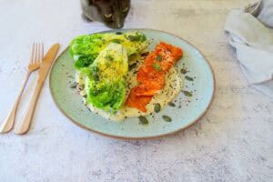 Little gem salade met zalmforel en tahinsaus