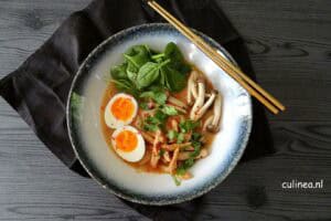 Misosoep met vegetarische kipstukjes