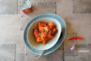 Patatas Bravas is een Spaans aardappel tapasgerecht met een pittige tomatensaus.