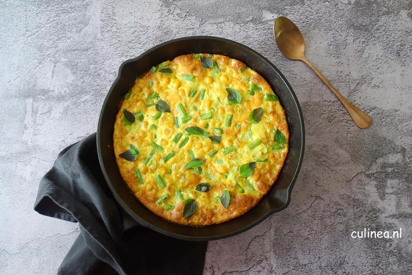Pittige frittata met kikkererwten en boontjes