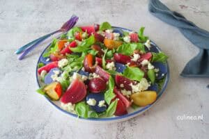 Salade met bietjes, truffelaardappelen en pruimen