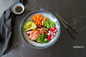 Sushi bowl met warm gerookte zalm