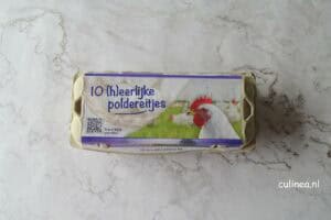 Toast met scrambled eggs en zalmforel