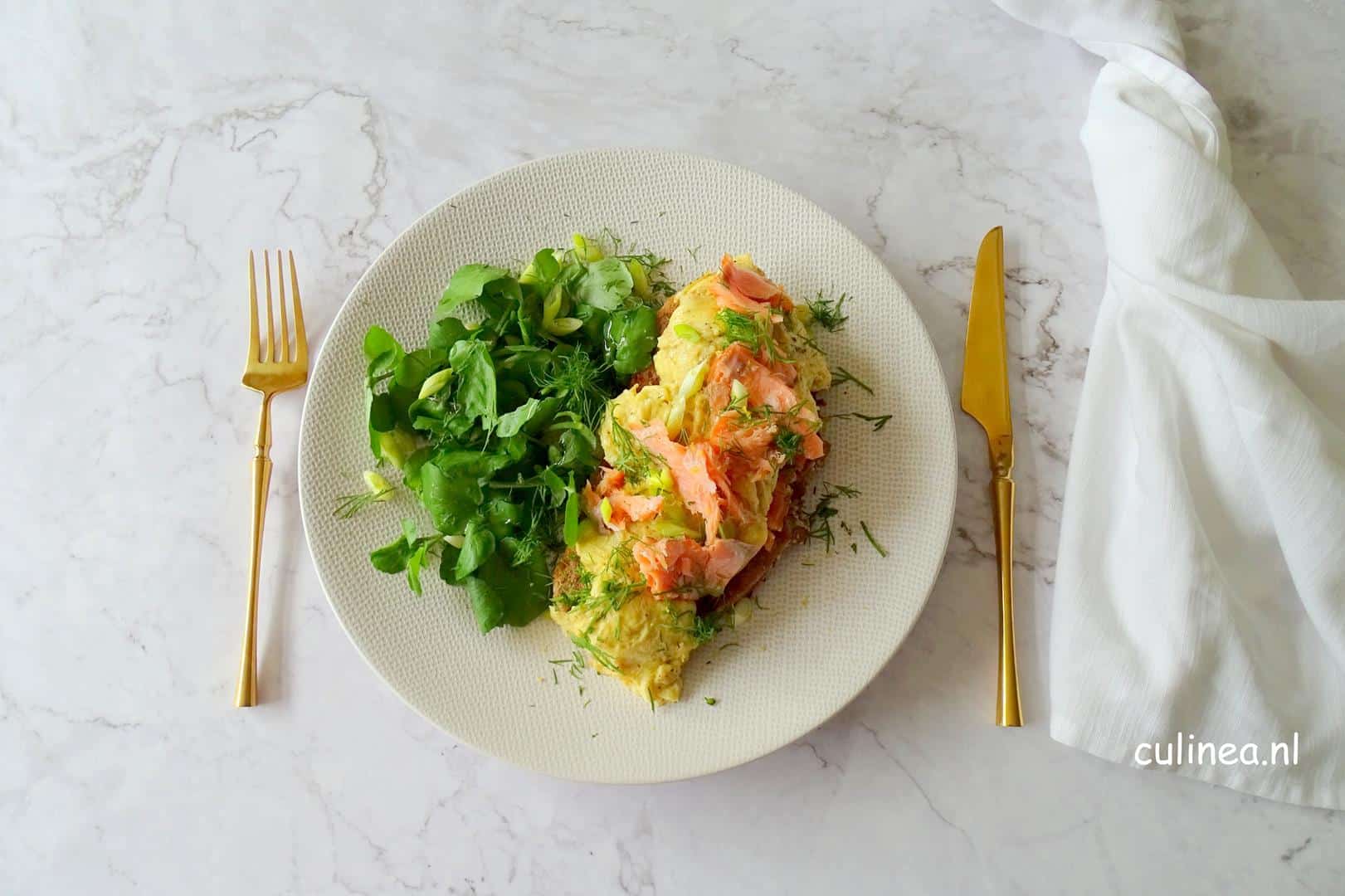 Toast met scrambled eggs en zalmforel
