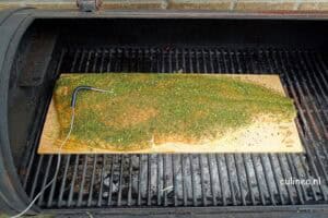 Zalm op cedarhouten plank