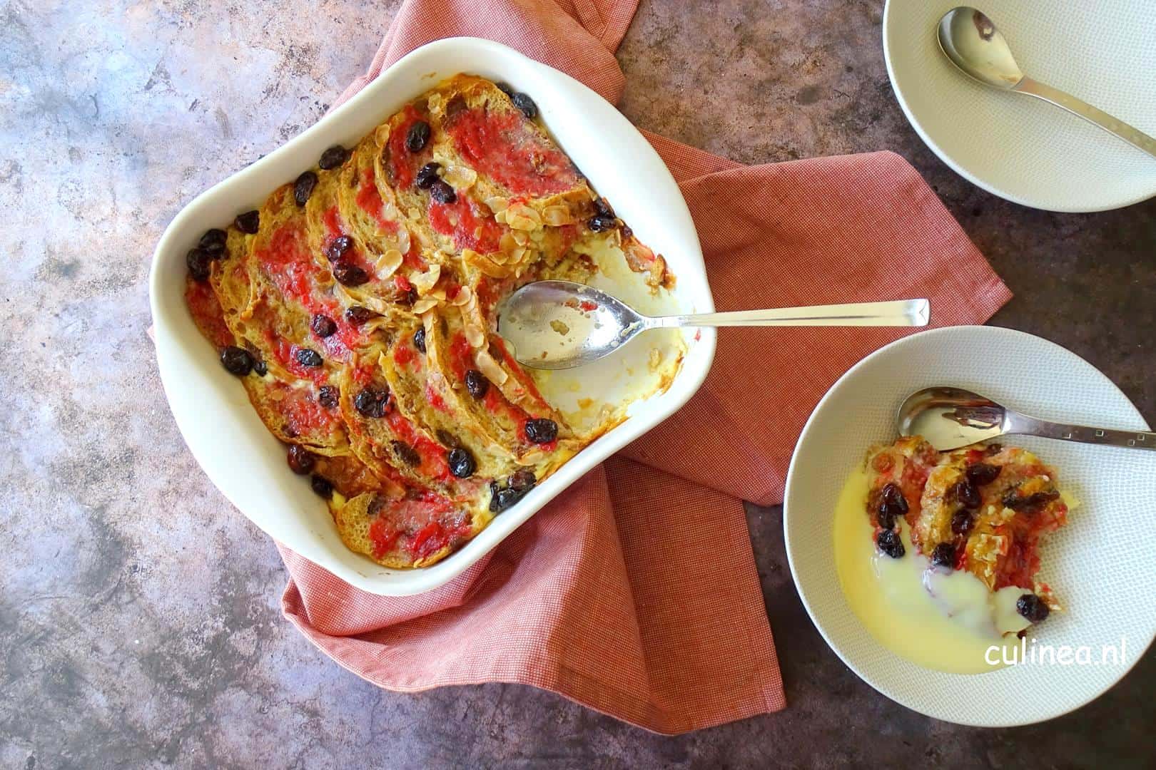 Broodpudding van vruchtenbrood