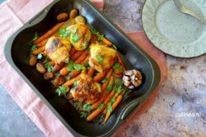 Traybake met kippendijen, wortelen en abrikozen