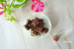 Chocolade fudge met kersen en amandelen