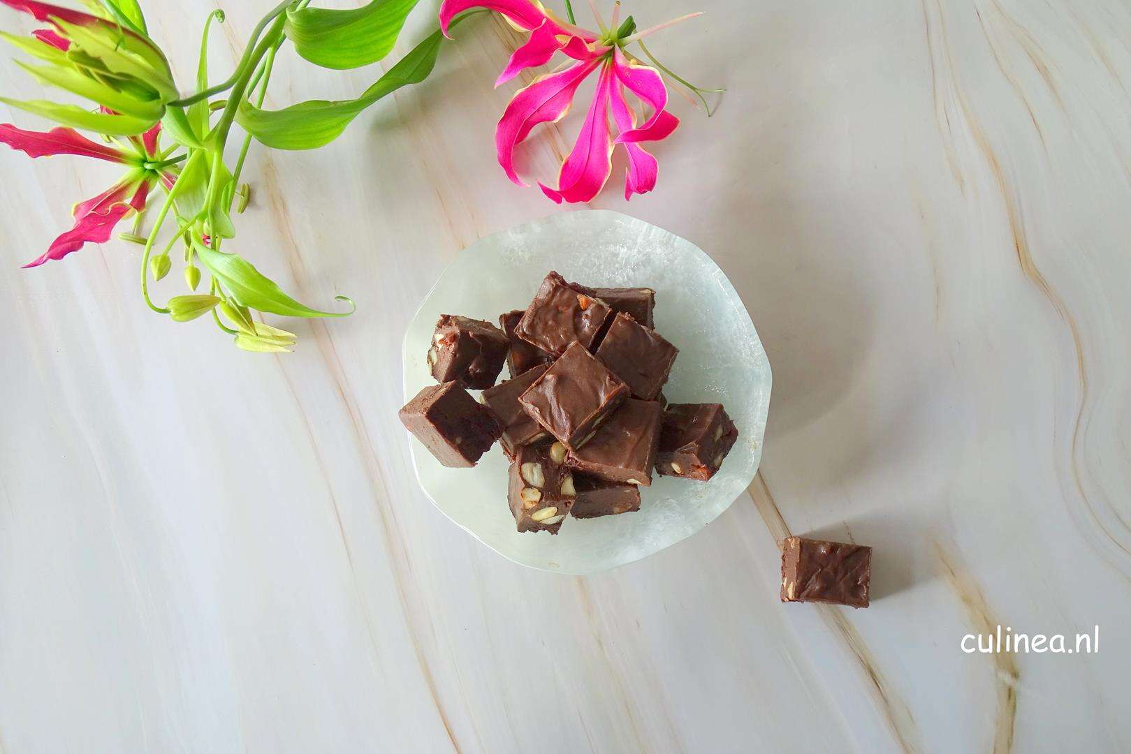 Chocolade fudge met kersen en amandelen