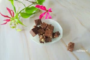 Chocolade fudge met kersen en amandelen