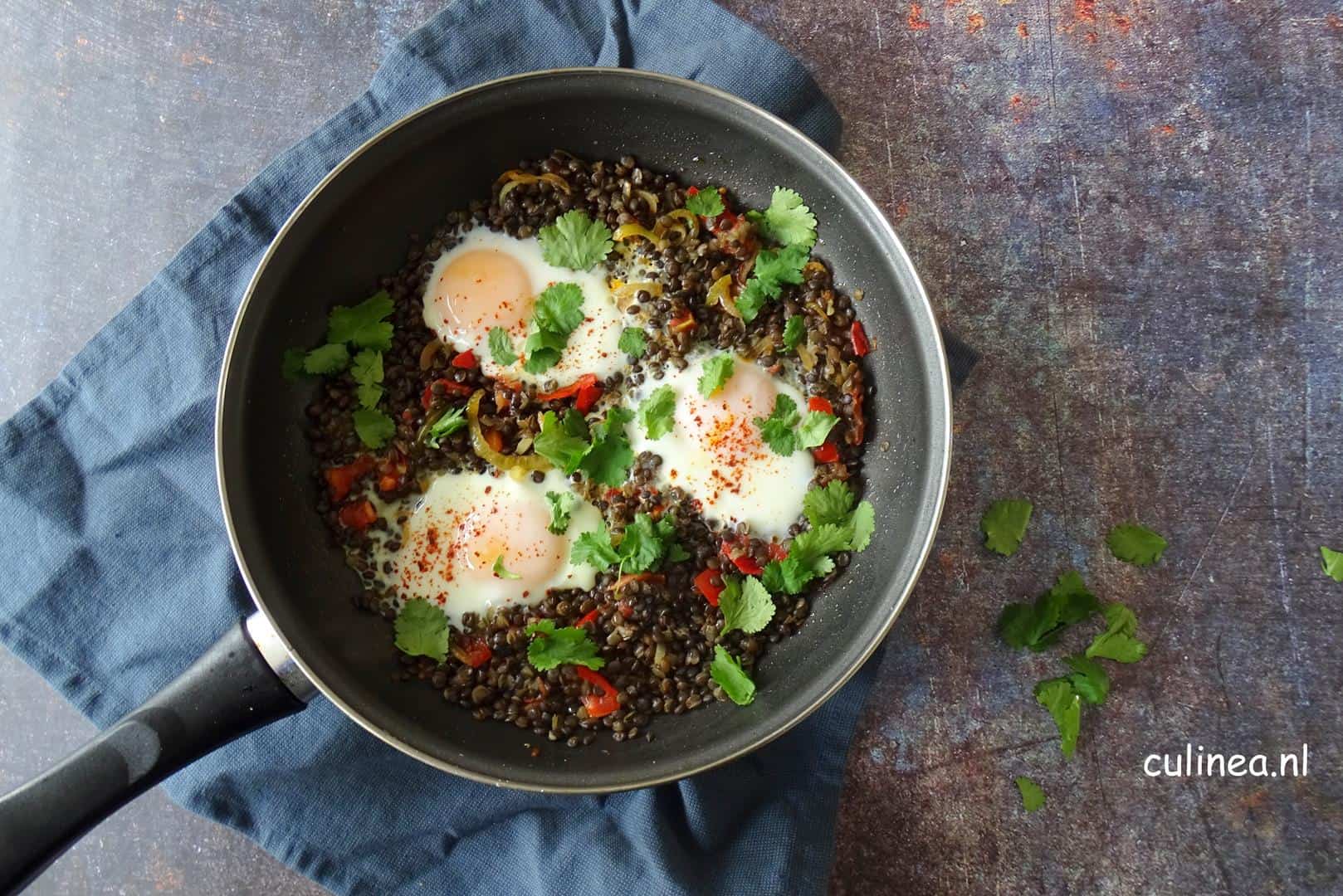 Kruidige linzen met gebakken eieren