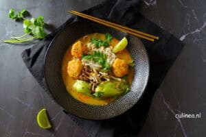 Rode curry noedelsoep met garnalenballetjes