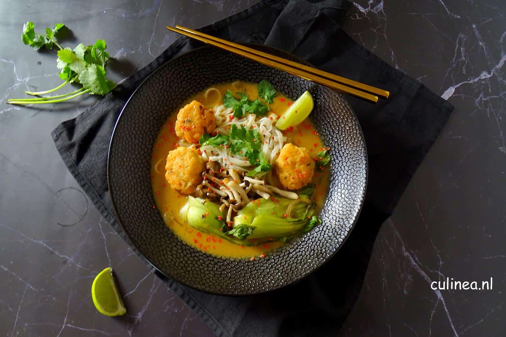 Rode curry noedelsoep met garnalenballetjes