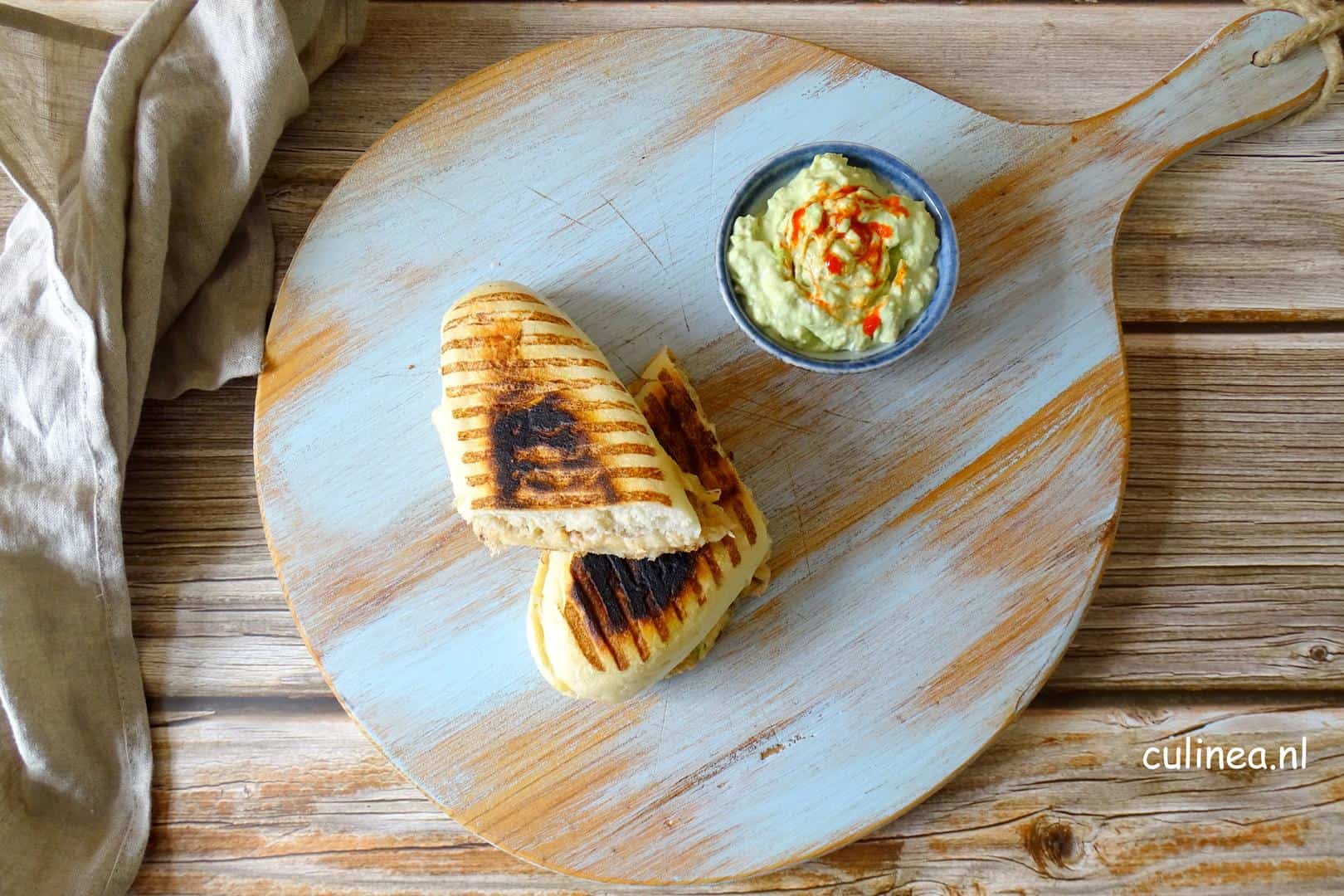 Tuna melt panini met avocadodip