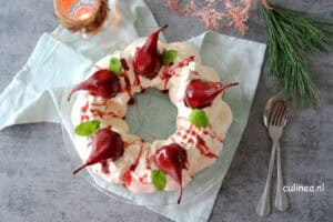 Pavlova krans met stoofpeertjes