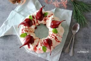 Pavlova krans met stoofpeertjes