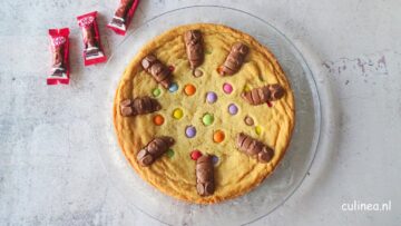 mega koek met chocolade kerstmannetjes