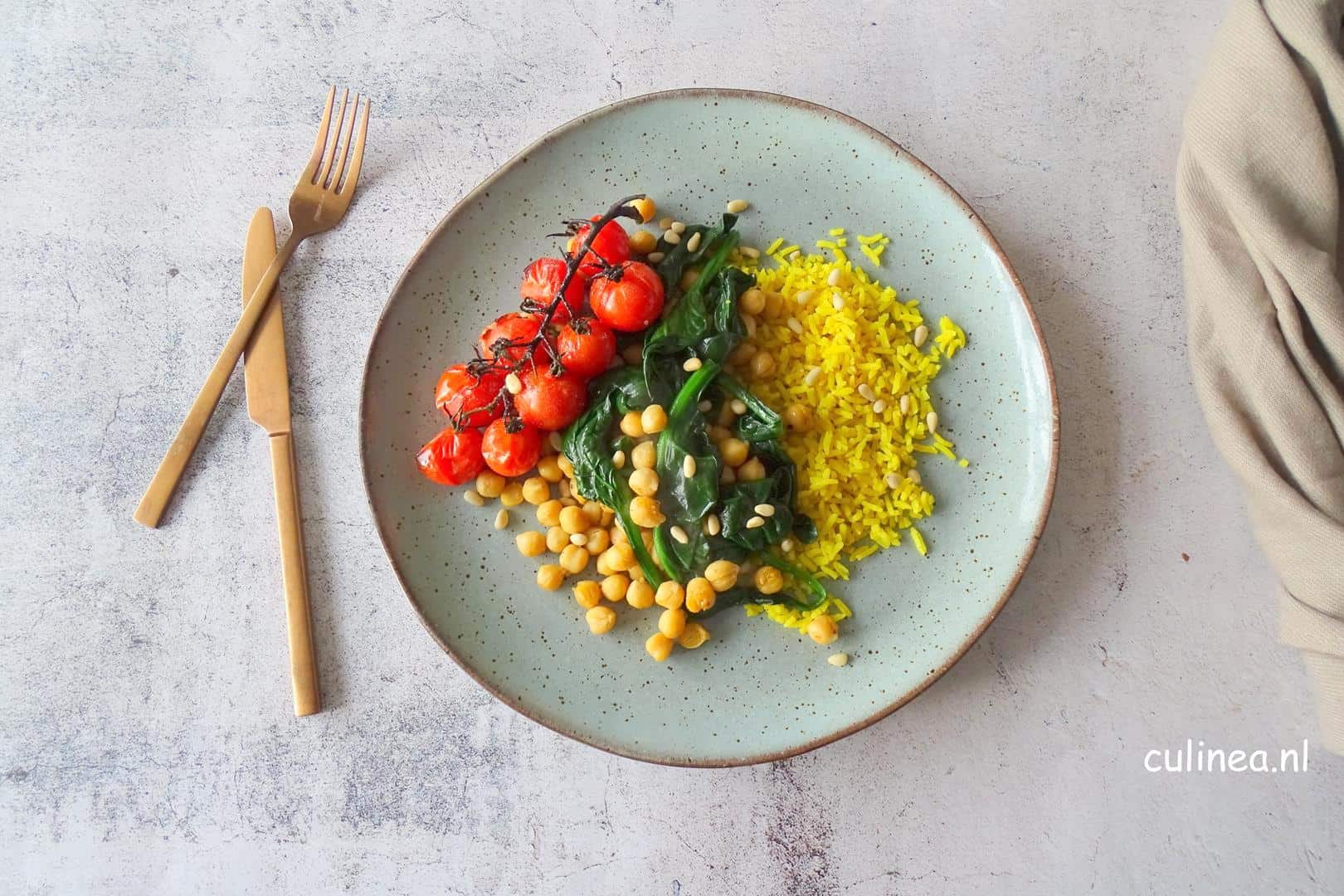 Kikkererwten met wilde spinazie en tomaatjes
