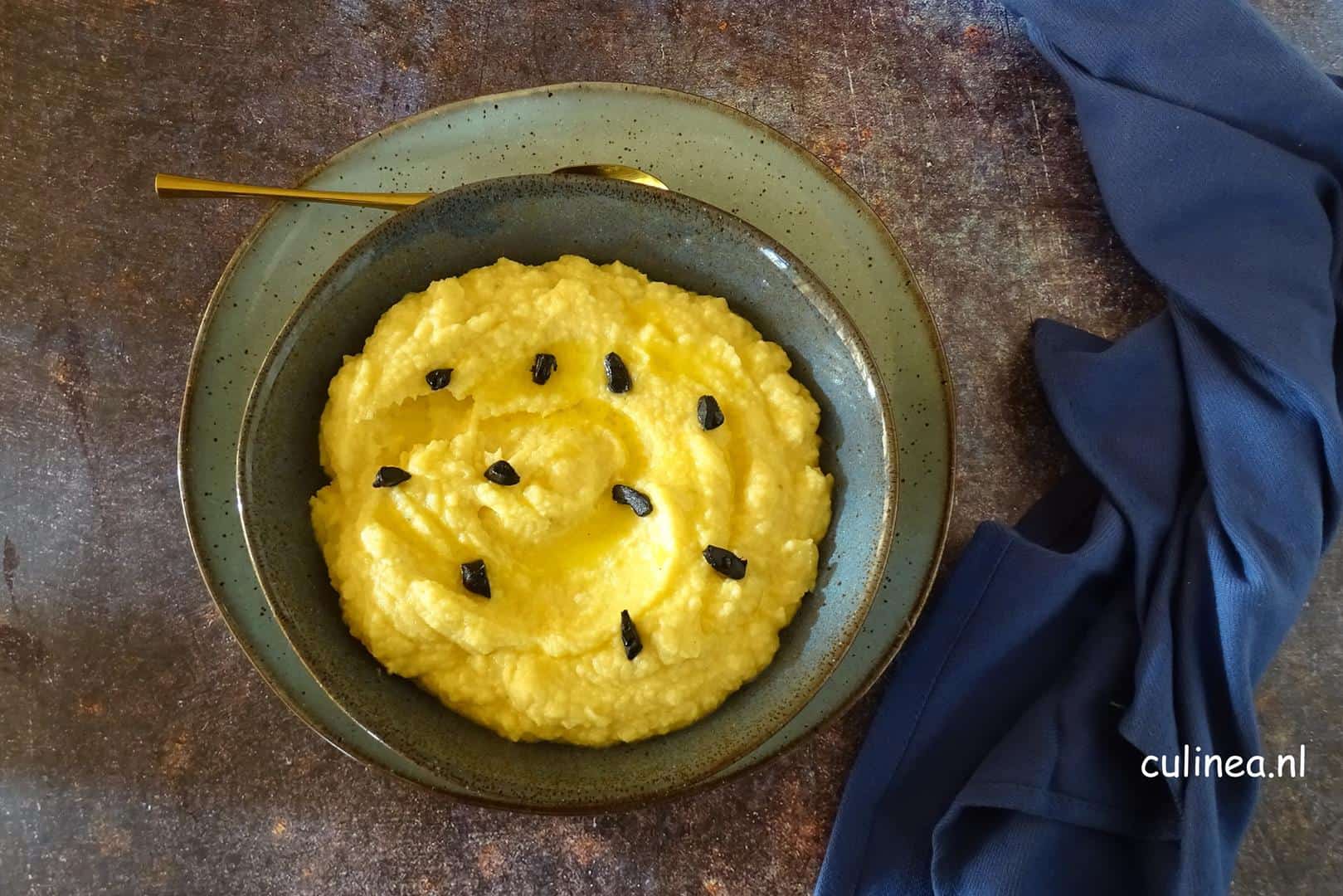 Koolraappuree met zwarte knoflook