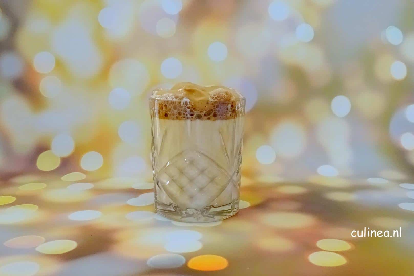 Witte chocolademelk met dalgona en drank