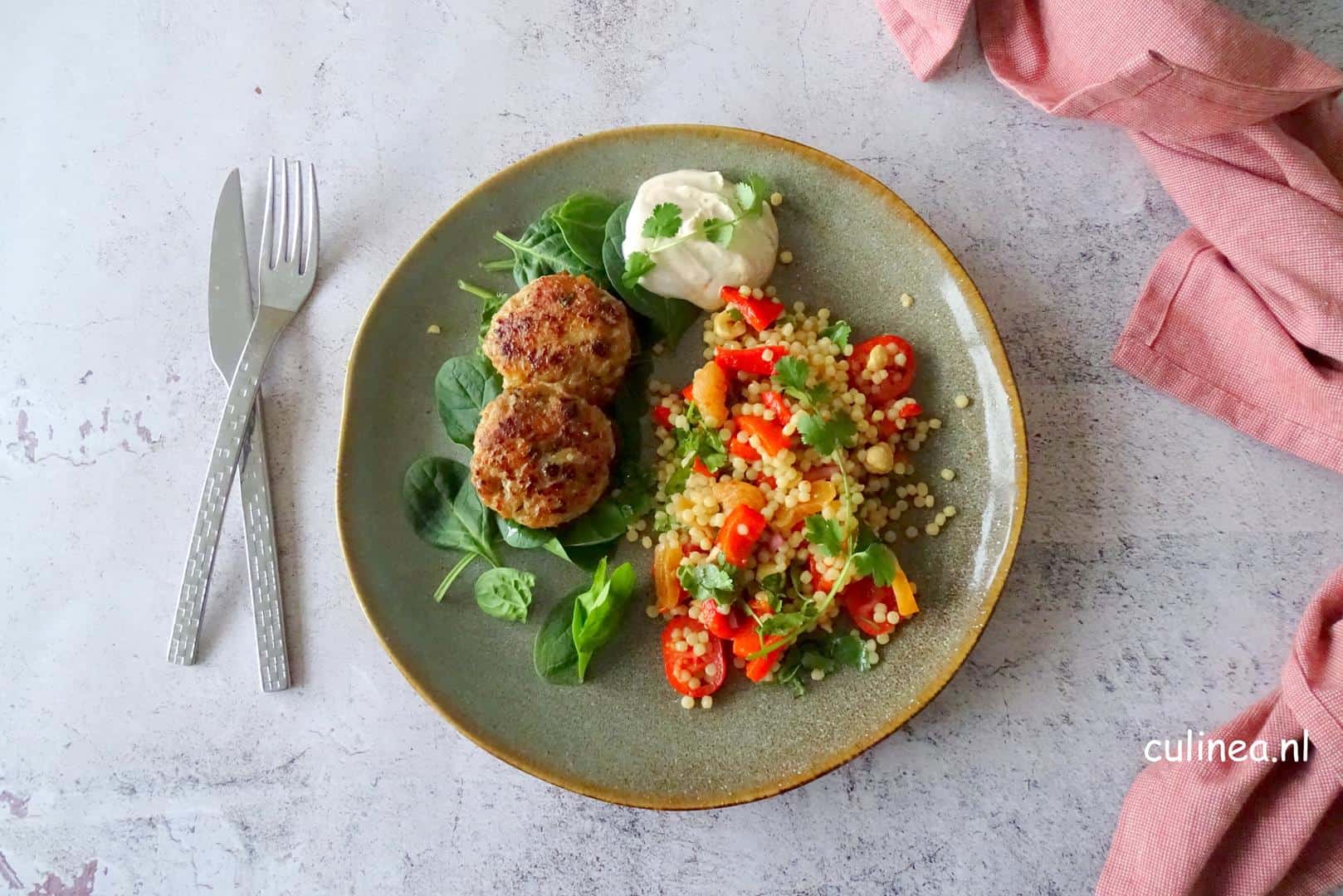 Kipgehaktburgertjes met baharat en parelcouscous