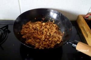 Noedels met kipgehakt, savooiekool en paddenstoelen