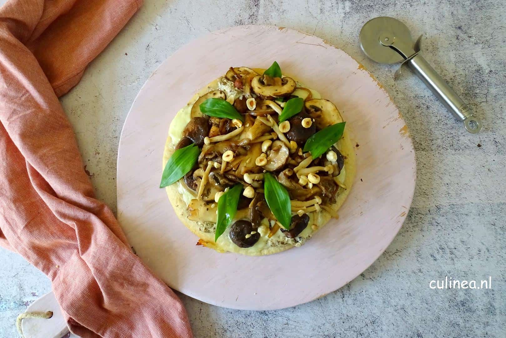 Pizza met paddenstoelen