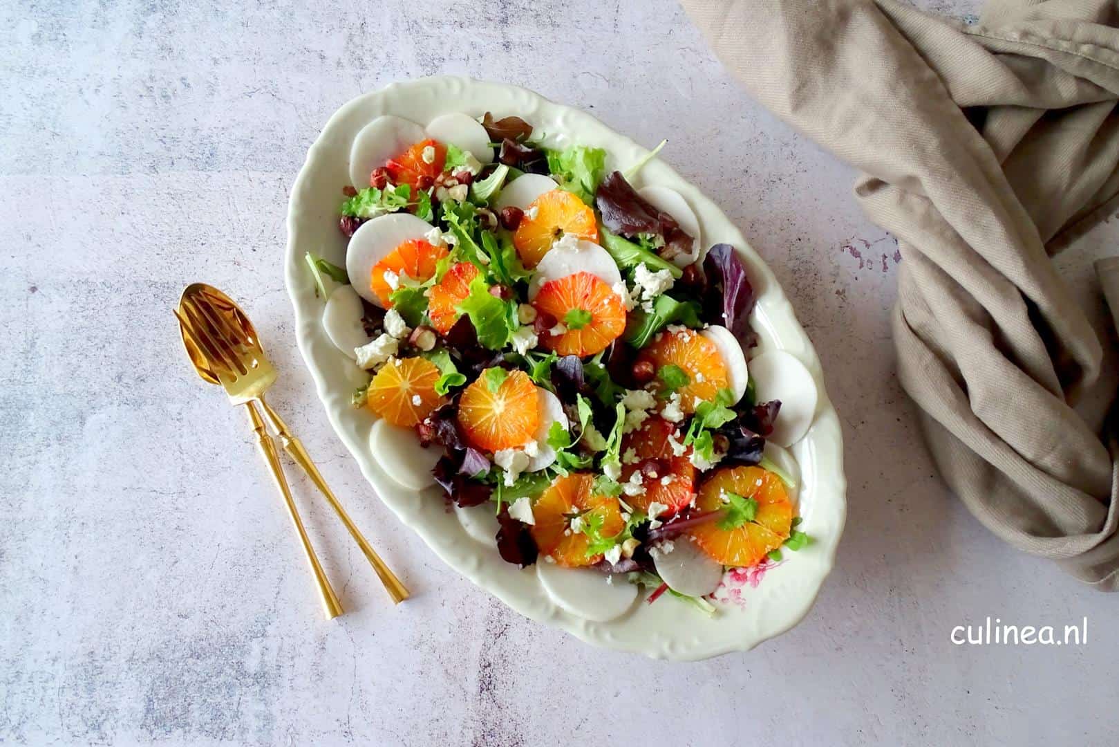 Salade met raap, bloedsinaasappel en hazelnoten