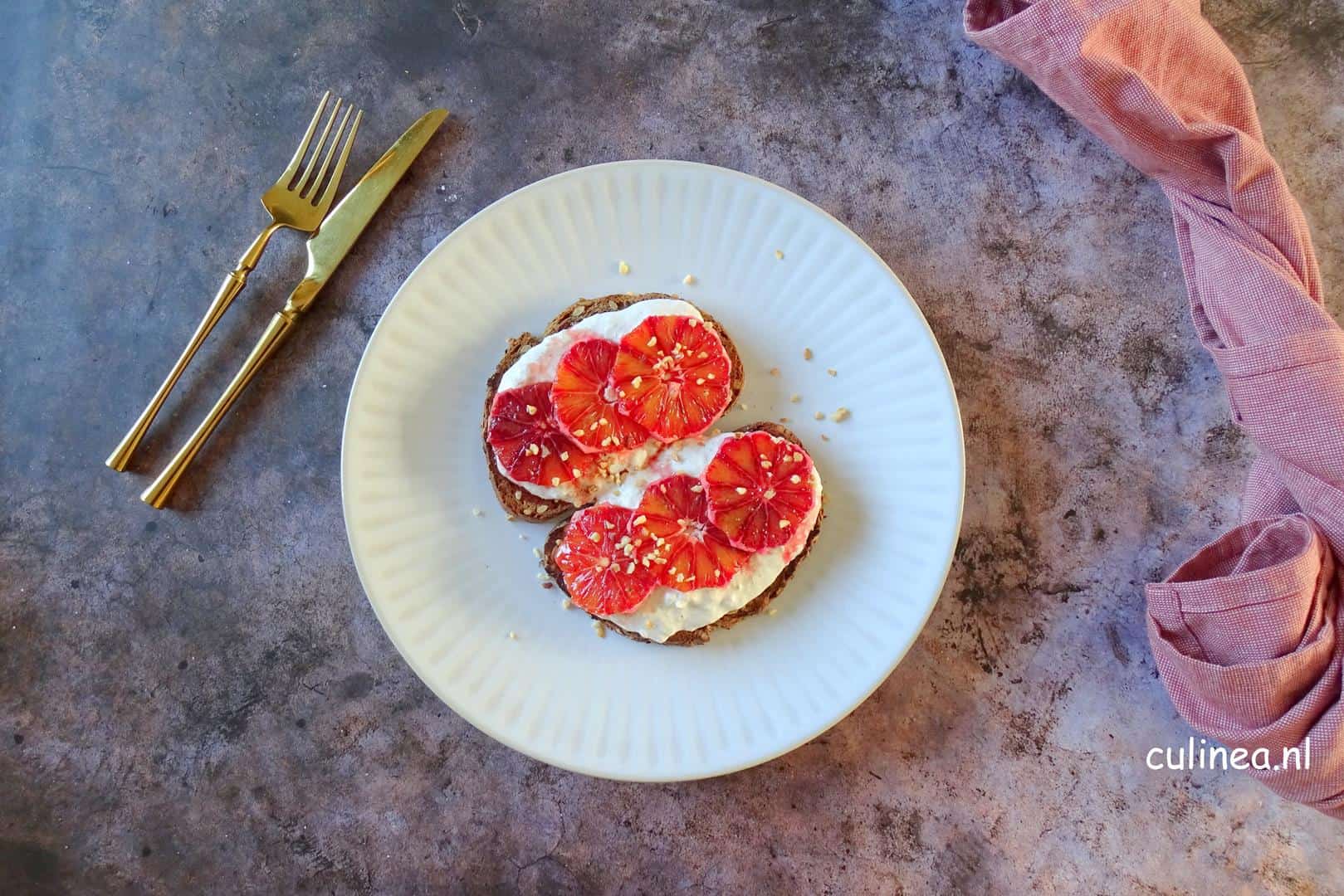 Toast met opgeklopte burrata en bloedsinaasappel
