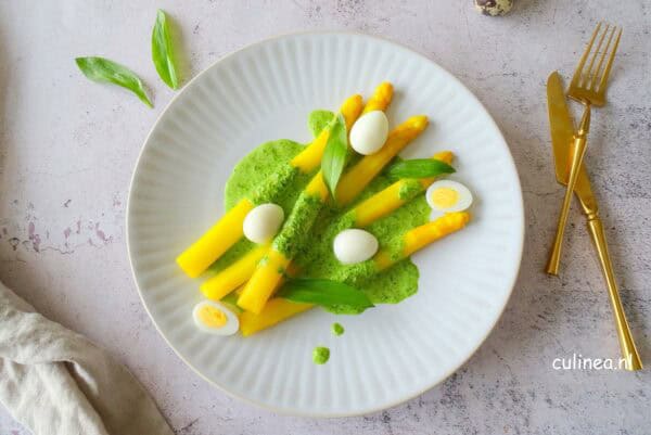 Gele asperges met een groene saus