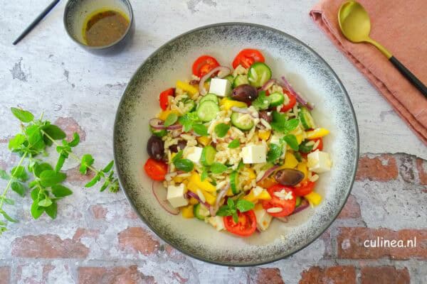 Griekse salade met orzo
