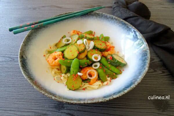 Roerbak garnalen met komkommer en sugar snaps